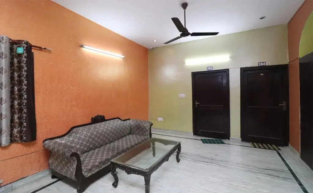 OYO 16146 Royal Guest House