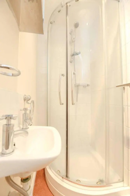 3/4 Bed House 2 Bathroom off Road Parking