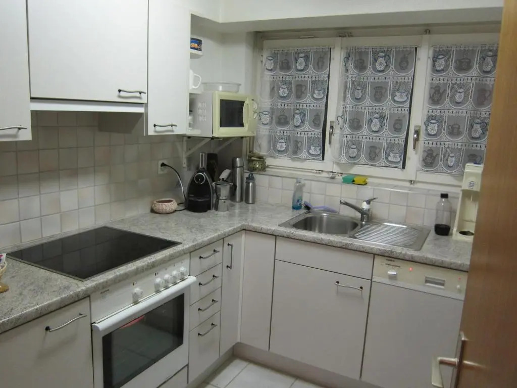 2.5-Zimmer-Wohnung Balkon freie See- und Bergsicht, Garage PPe