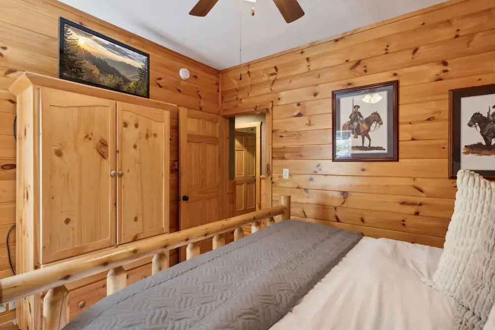 The Cowboy Way Cabin 4 Bedroom Cabin by RedAwning