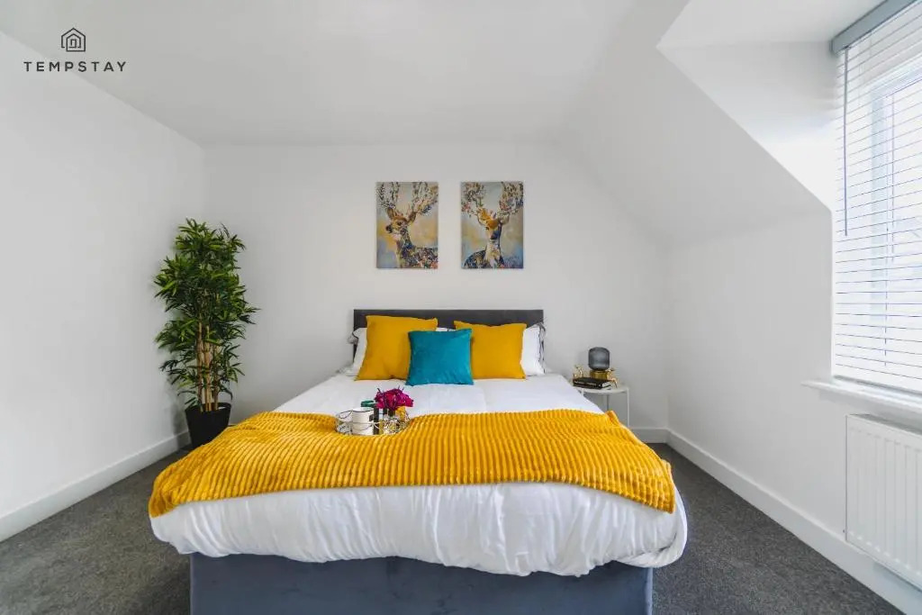 4BR-Madejski Stadium-Royal Berk Hosp-By Tempstay