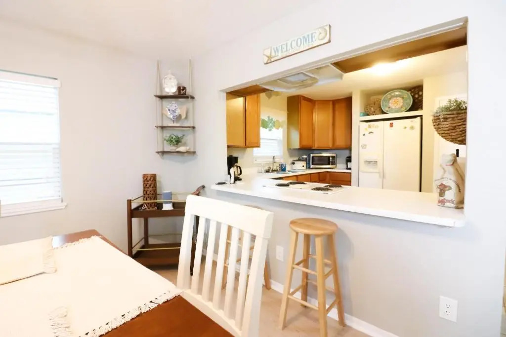 SUNNY DAZE Walk to Beach 2 Decks Pet Friendly Has a Mini Bar
