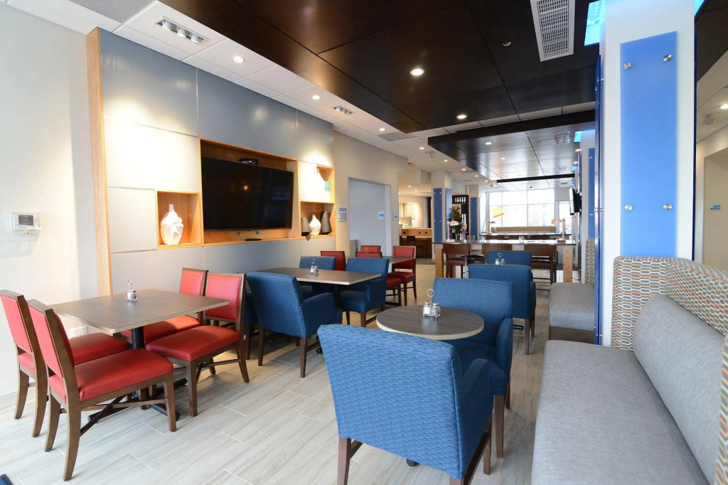 Holiday Inn Express & Suites Chicago North Shore - Niles by IHG