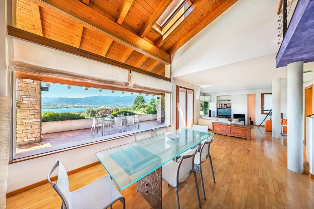 Villa Vittoria con Piscina e Vista Lago by Wonderful Italy