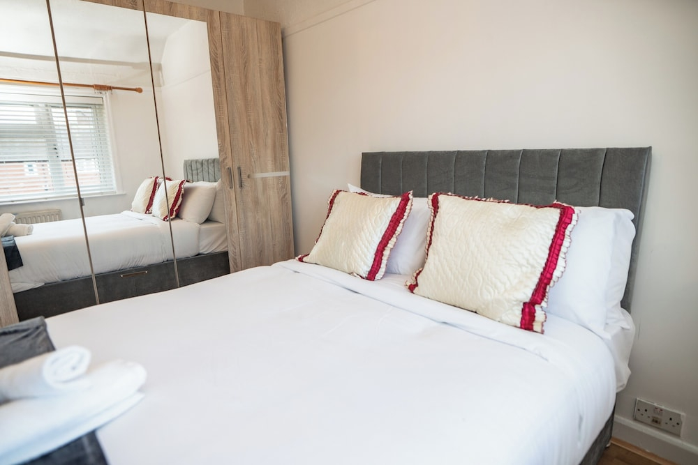 City Oasis - Sleeps 6 - Near Co-op Live & Stadium
