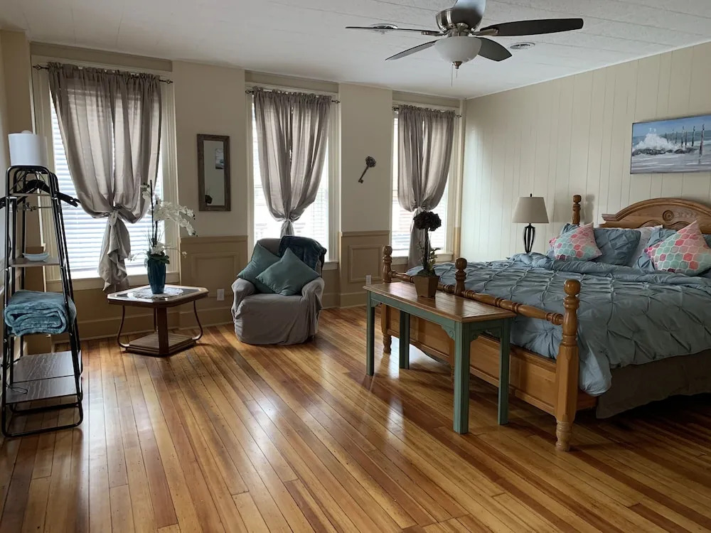 Downtown Galena Spacious Apartment 2 Bedroom Apts