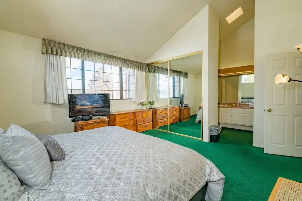 Mountain Haven Condo - Walking Distance To The Lake And The Marina! Board Games! 3 Bedroom Condo