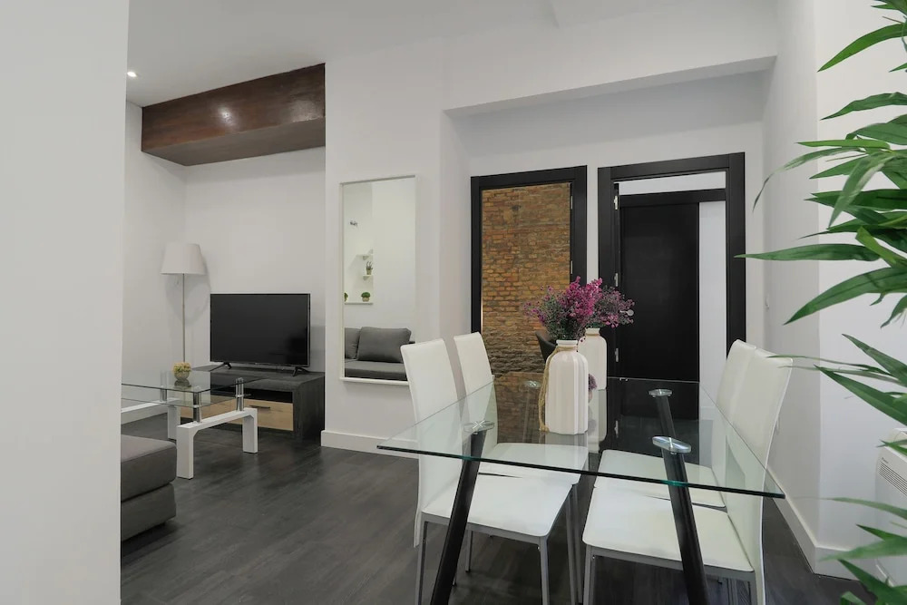 Industrial Style 2 Bedroom Apartment In Town