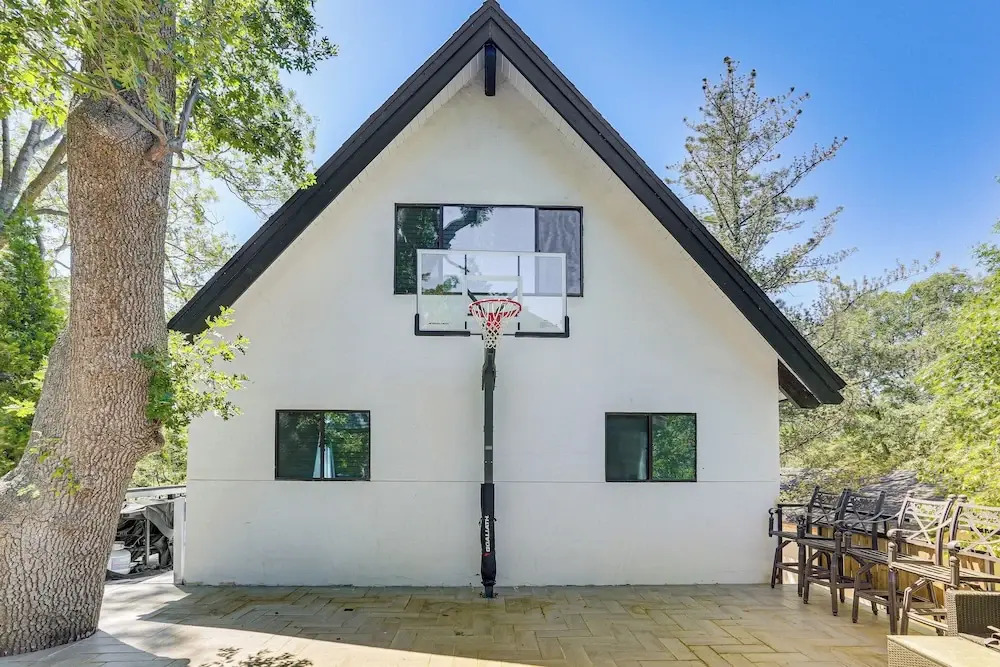Lake Arrowhead Cabin w/ Hot Tub & Mountain Views!
