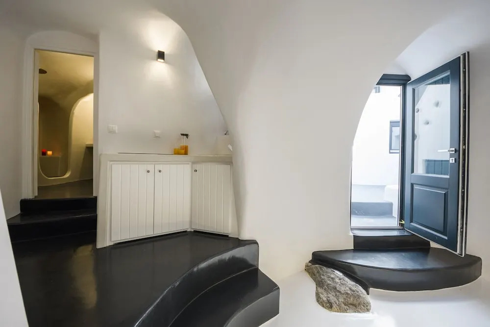 The Luna Cavern 2 with Hot Tub White