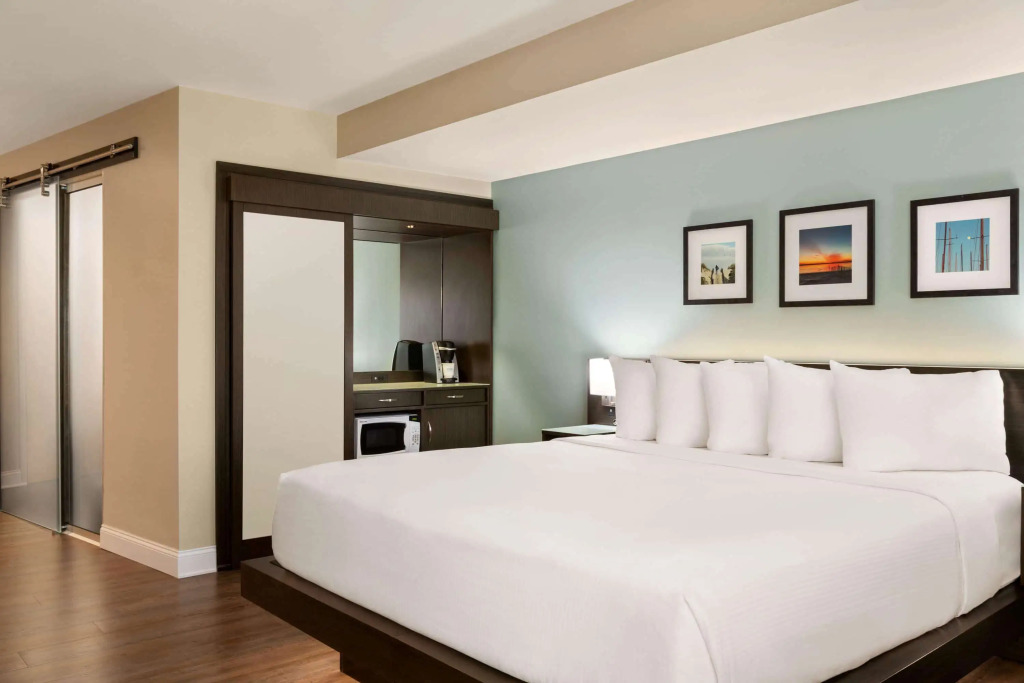 Wyndham Newport Hotel