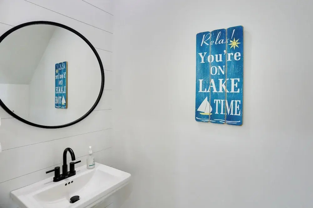 Modern Luxury Retreat: Walk to Tims Ford Lake!