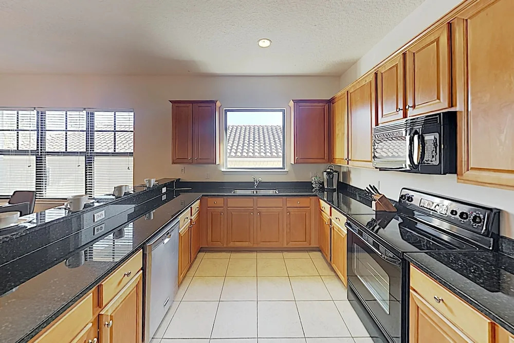 New Listing! 2-unit Palencia City Center 3 Bedroom Townhouse