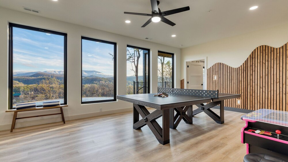 Modern Smoky Mountain Stay With Two Decks, Plunge Pool & Game Room Overlook Lodge by Avantstay