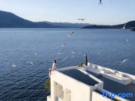 Fuxian Lake · Elephant Bookstore Mountain and Sea Hot Spring Resort