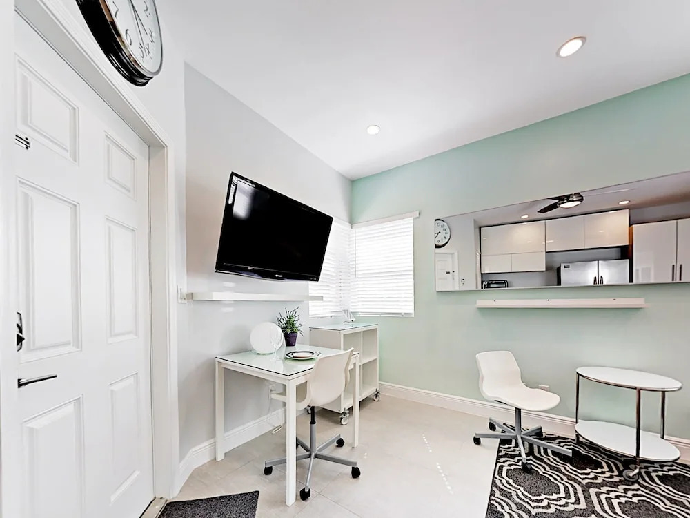 Limescape  - One Block From Boardwalk! 1 Bedroom Cabin