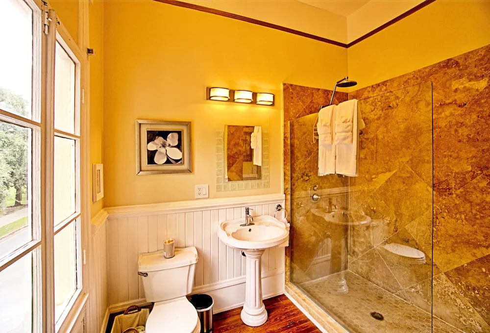 3 bedroom Victorian Stunner on Forsyth Park