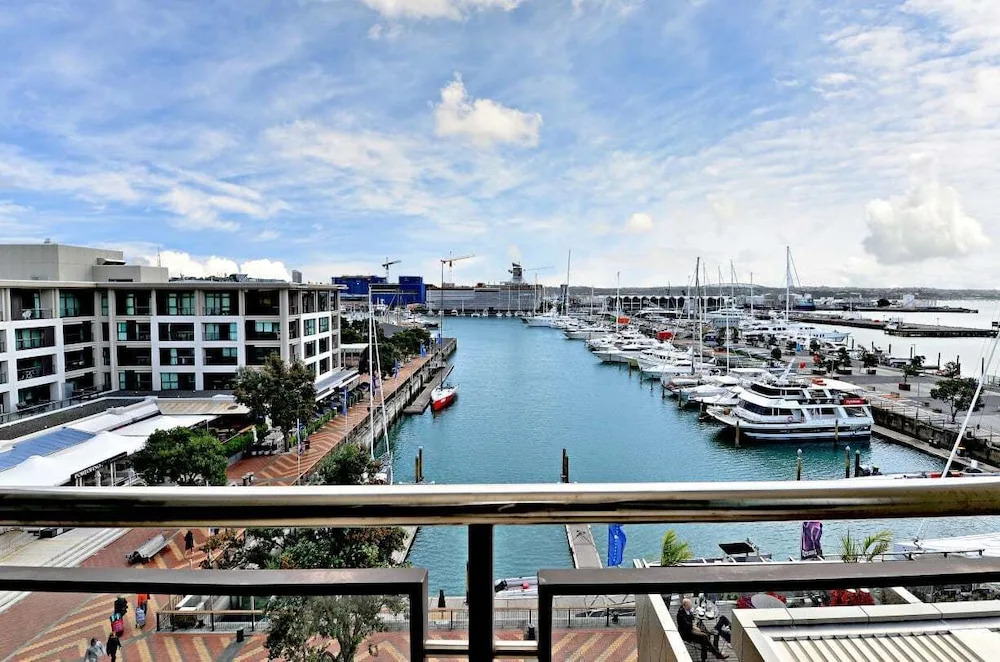 Viaduct Harbour Beauty with Balcony