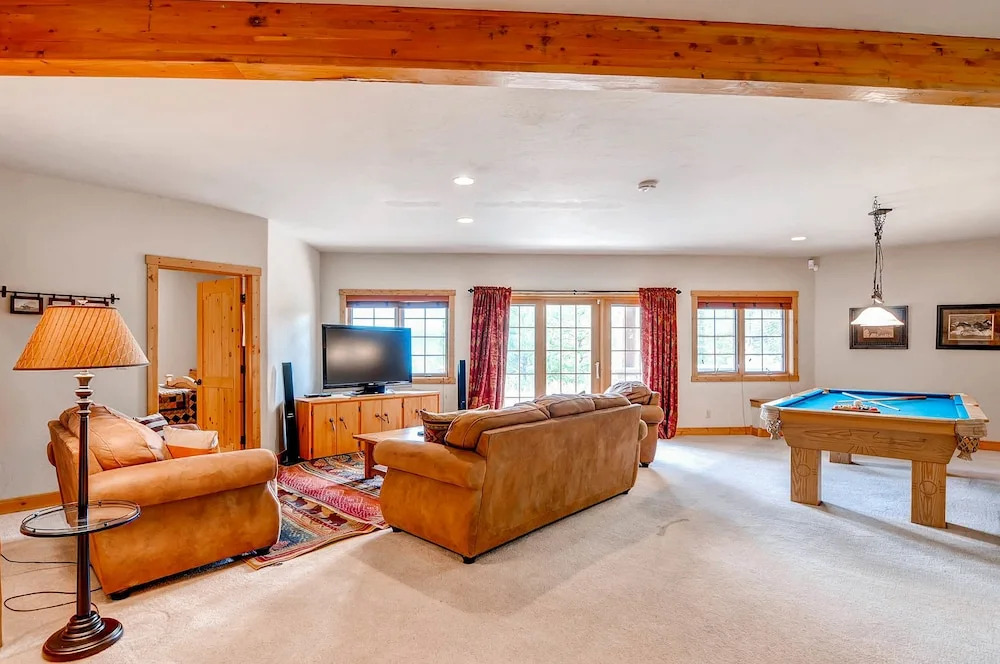 4br Log  W/ Hot Tub, Sauna & Chef's Kitchen 4 Bedroom Home