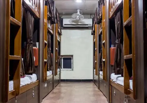Basera Dormitory and Separate Cabins for Group in Andheri East - Marol