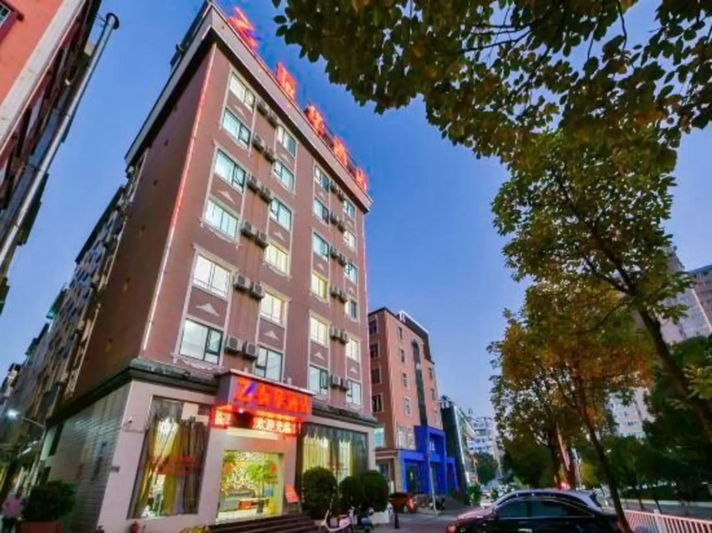 Chuxiong Dongbao Hotel