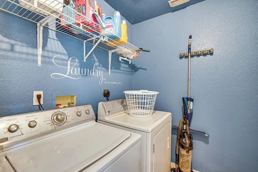 Poolside Lounge & Game Area: Cape Coral Retreat