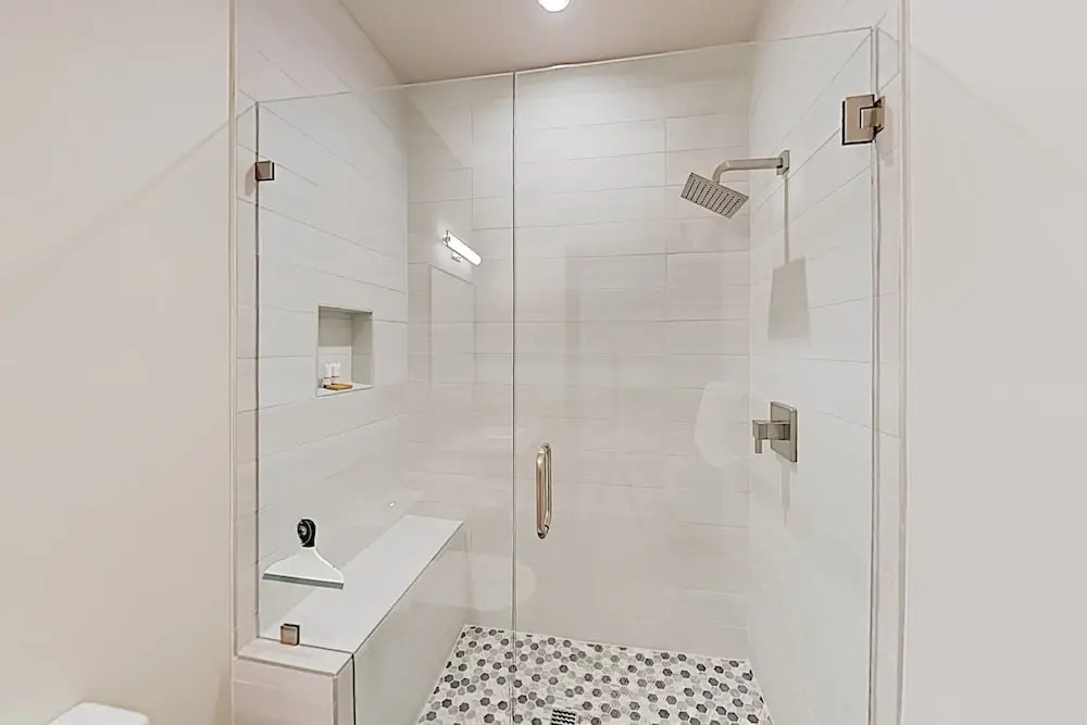 Brand-new W/ Private Hot Tub, Walk To Lift! 3 Bedroom Home