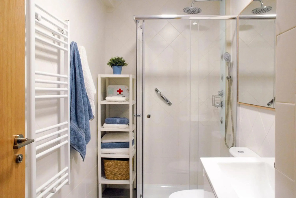 Elegant apt. for 4 in Burgos city center beside the Cathedral w/ Wifi