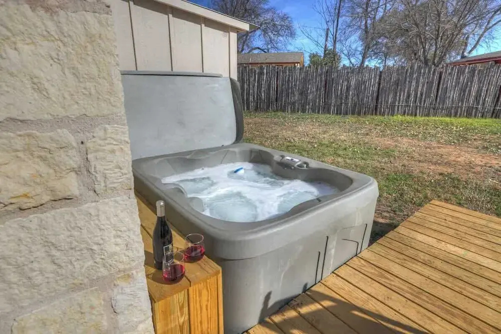 Waylons House-hot Tub Shared Party Barn With Games