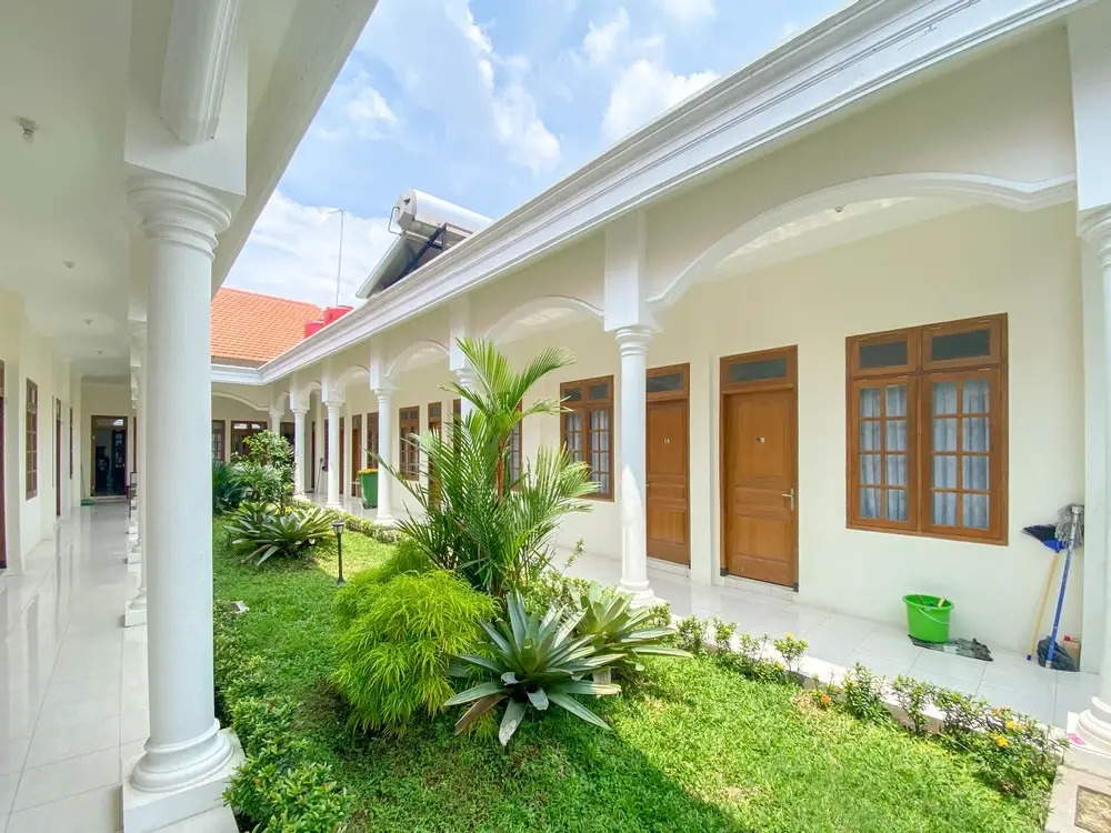 Urbanview Raden Mansion Jember