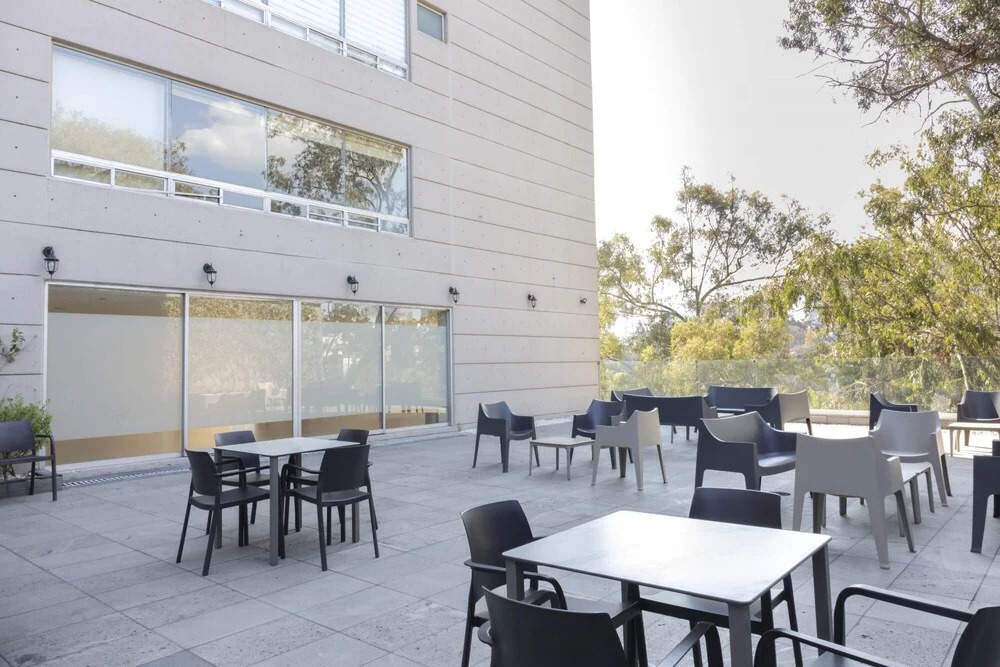 Bright and Modern Duplex With Amenities and Staff
