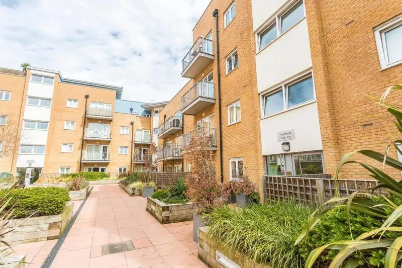 En-suite room, 1Gb fast Wi-Fi, Monitor, Kingsize bed, close Sainsbury's &Wandle PARK