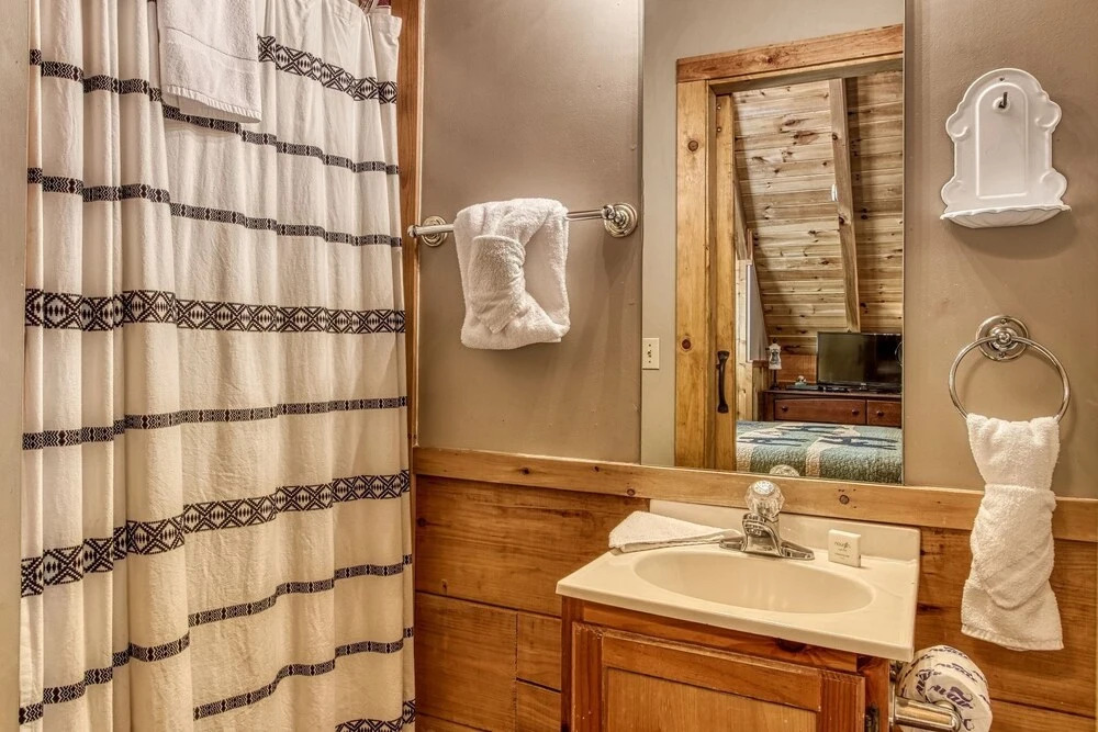ER83 - Savage Loft - Your Close to the Action Cabin Getaway cabin
