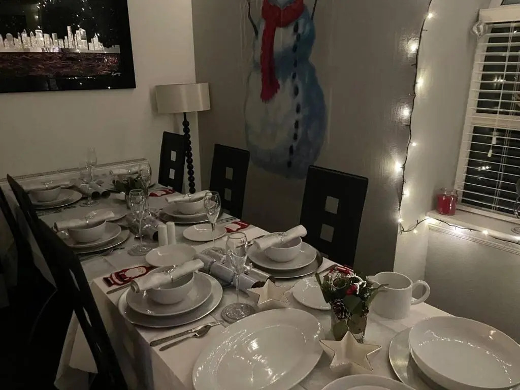 3 Bed Cottage -Sleeps 5-Pets-HotTub-Bar-Smoking