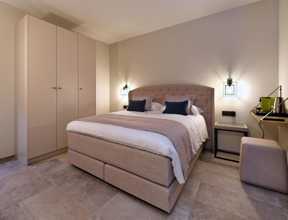 Villa with Pool & Suites for 12 Guests