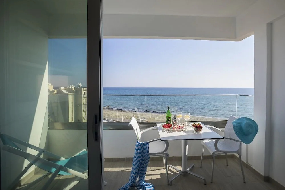 Mackenzie Zoe Seafront Suite