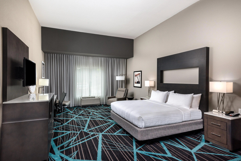 Holiday Inn Express & Suites - Charlotte Airport by IHG