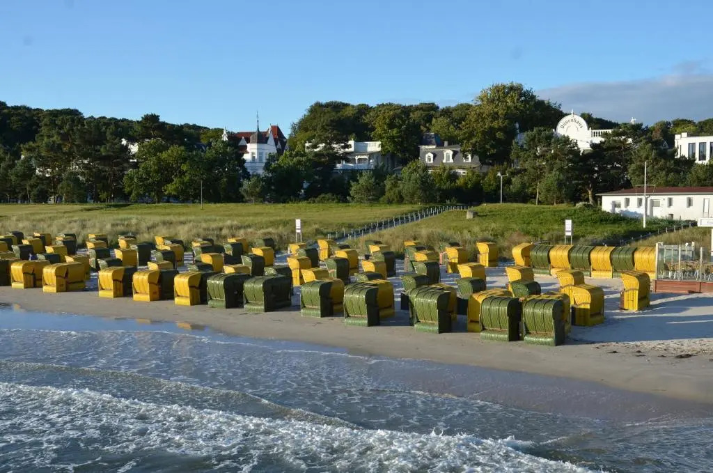 Villa Strandblick in Binz, FeWo direkt am Strand mit Balkon und seitlichem Meerblick
