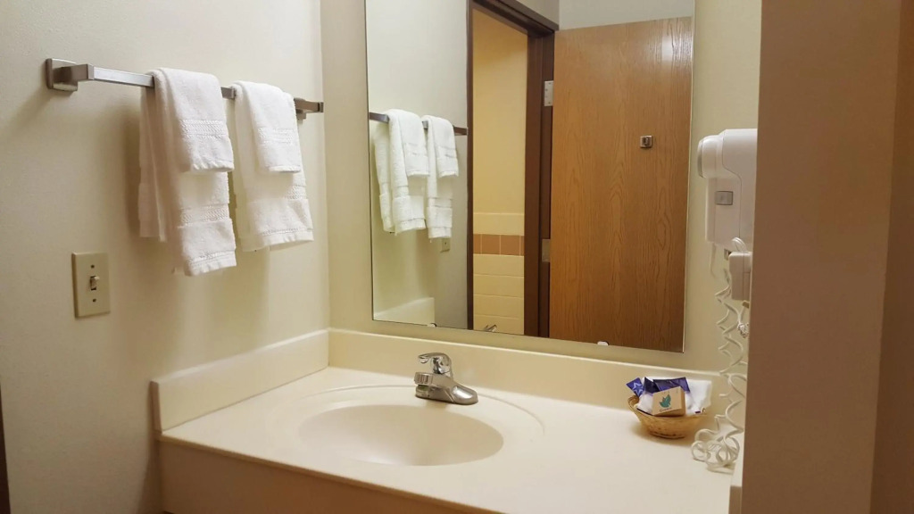 Motel 6 Norway MI