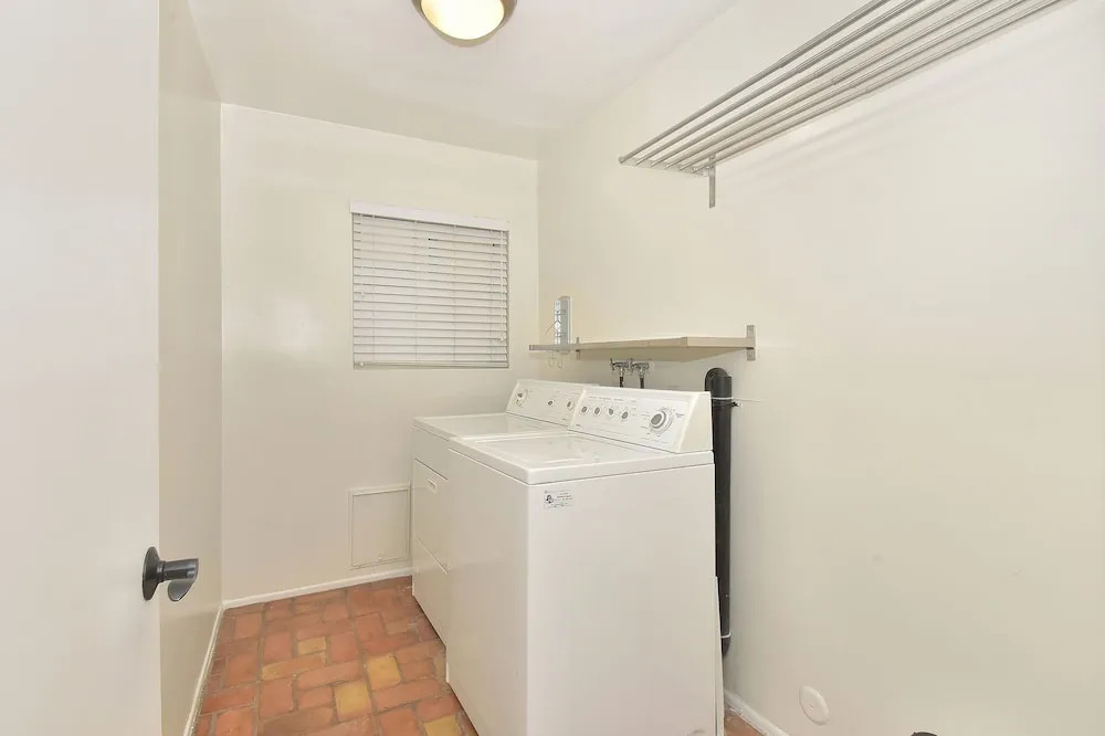 925 W Bay Ave 4 Bedroom Home