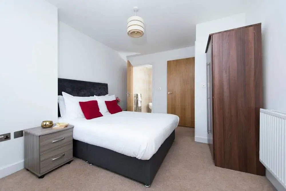 Modern 3BR Flat in Stratford With Great Views!