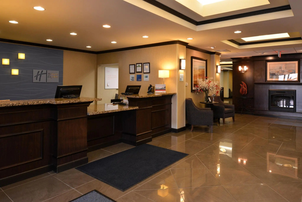 Holiday Inn Express & Suites Fairmont by IHG