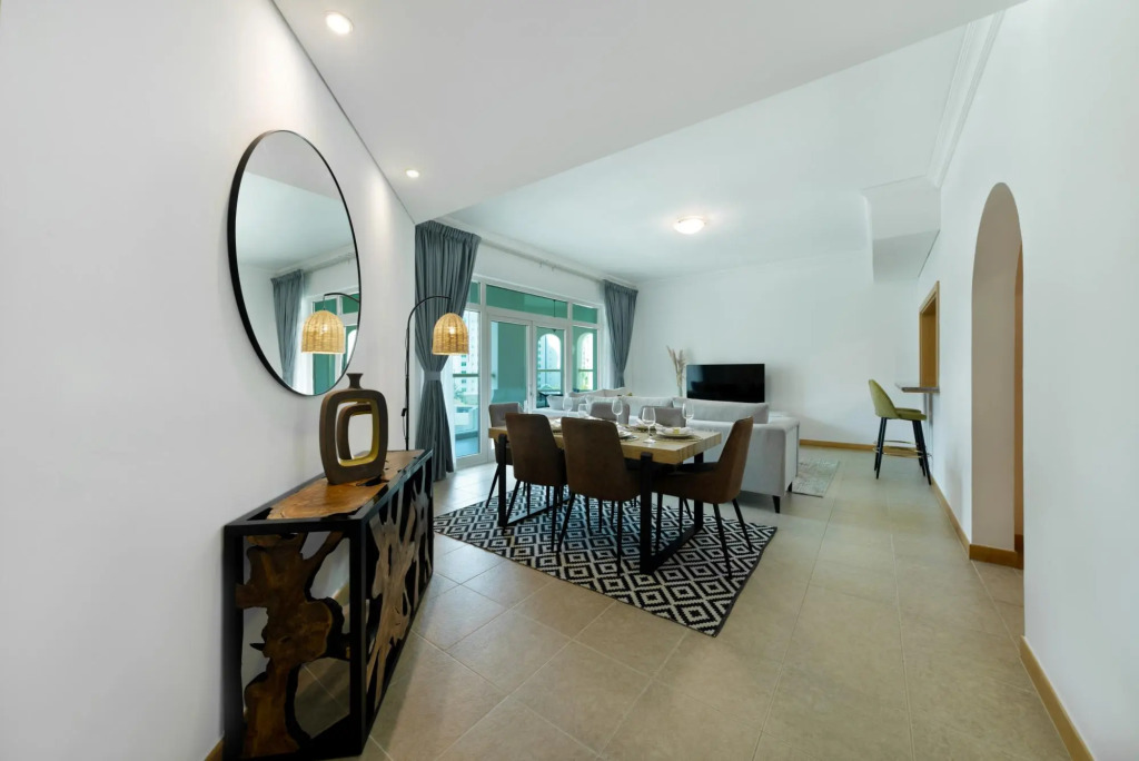Maison Privee - Stylish Apt with Large Patio close to the Beach