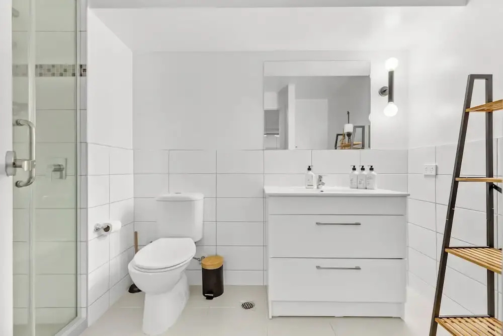 2BR Apt with Parking in Prime Spot Zodiak Stays