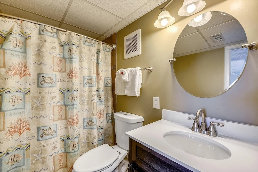 Sugar Beach A6-Lovely 4 bedroom 3 bath Condo. Sleeps 11. Free Beach Chairs 2021! 4 Condo by RedAwning