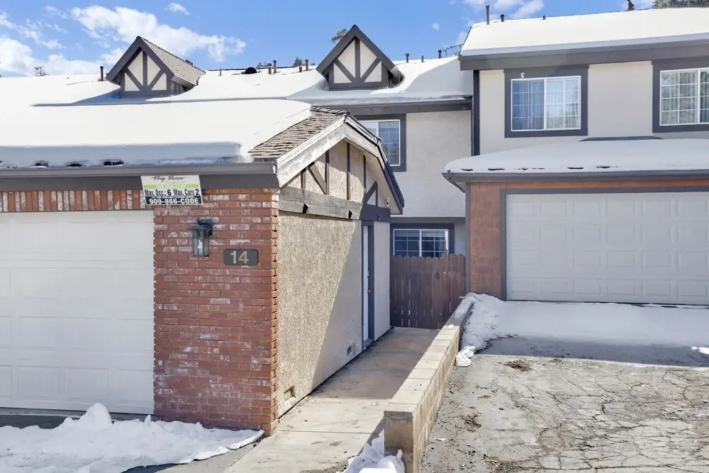 2262-ski Inn Style Chalet 2 Bedroom Home by RedAwning