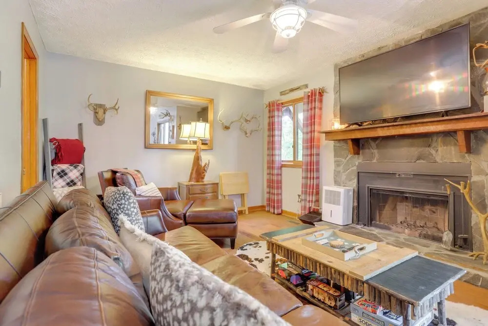 1/2 Mi to Marina: Lake Arrowhead Condo!