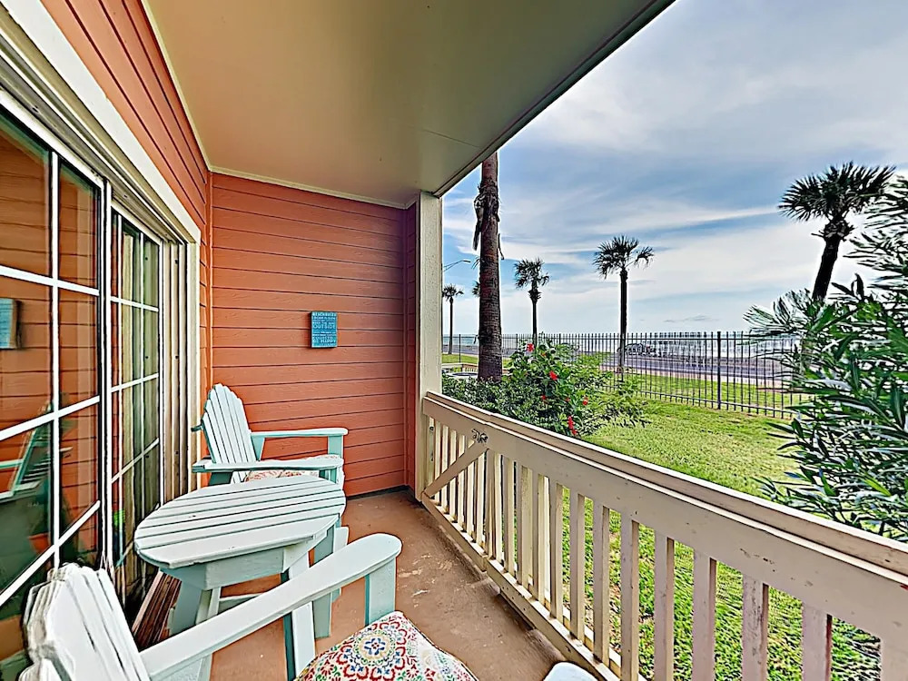 New Listing! Gulf Tropicana - Beach Access & Pools 2 Bedroom Condo