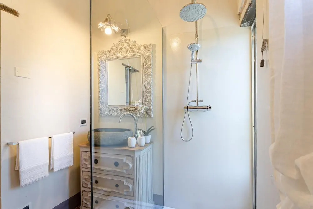 Rosyabate Cottage, with Private Garden and views between Lucca and Pistoia
