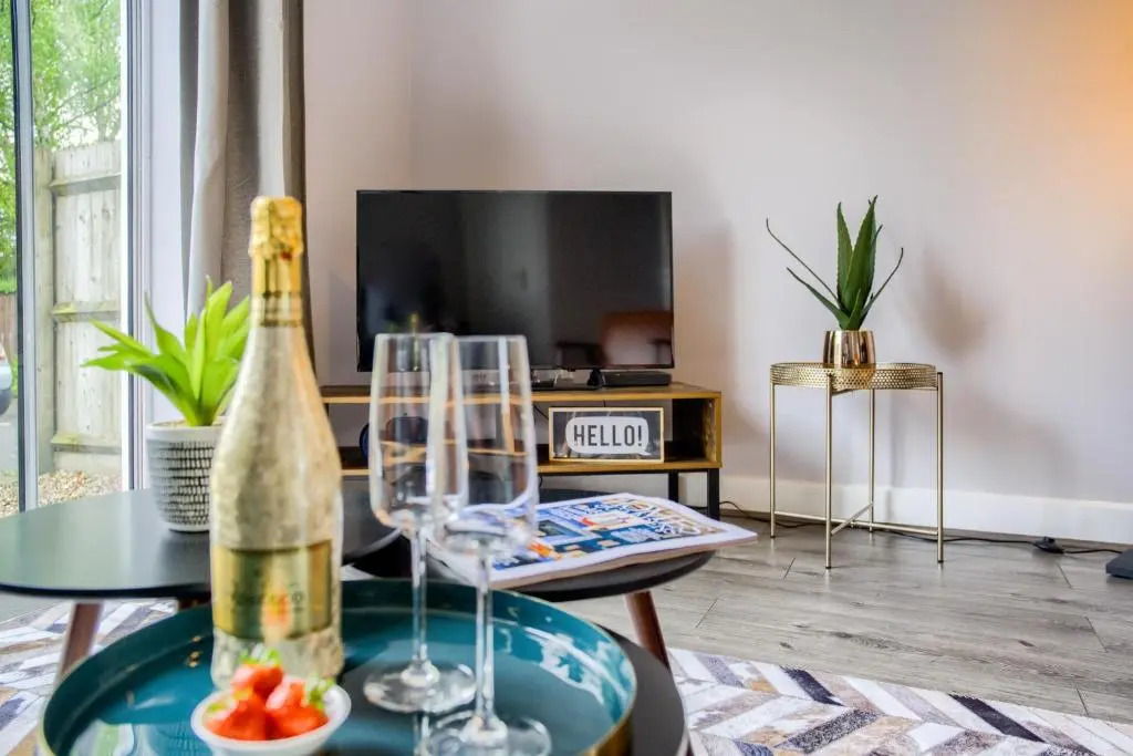 Cosy House │ RICOH │ M6 │ Sleeps 6 │ EMPOWER HOMES